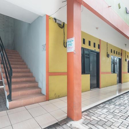 Oyo Living 1756 Amira Guest House Бекаси Екстериор снимка