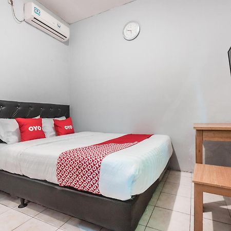 Oyo Living 1756 Amira Guest House Бекаси Екстериор снимка