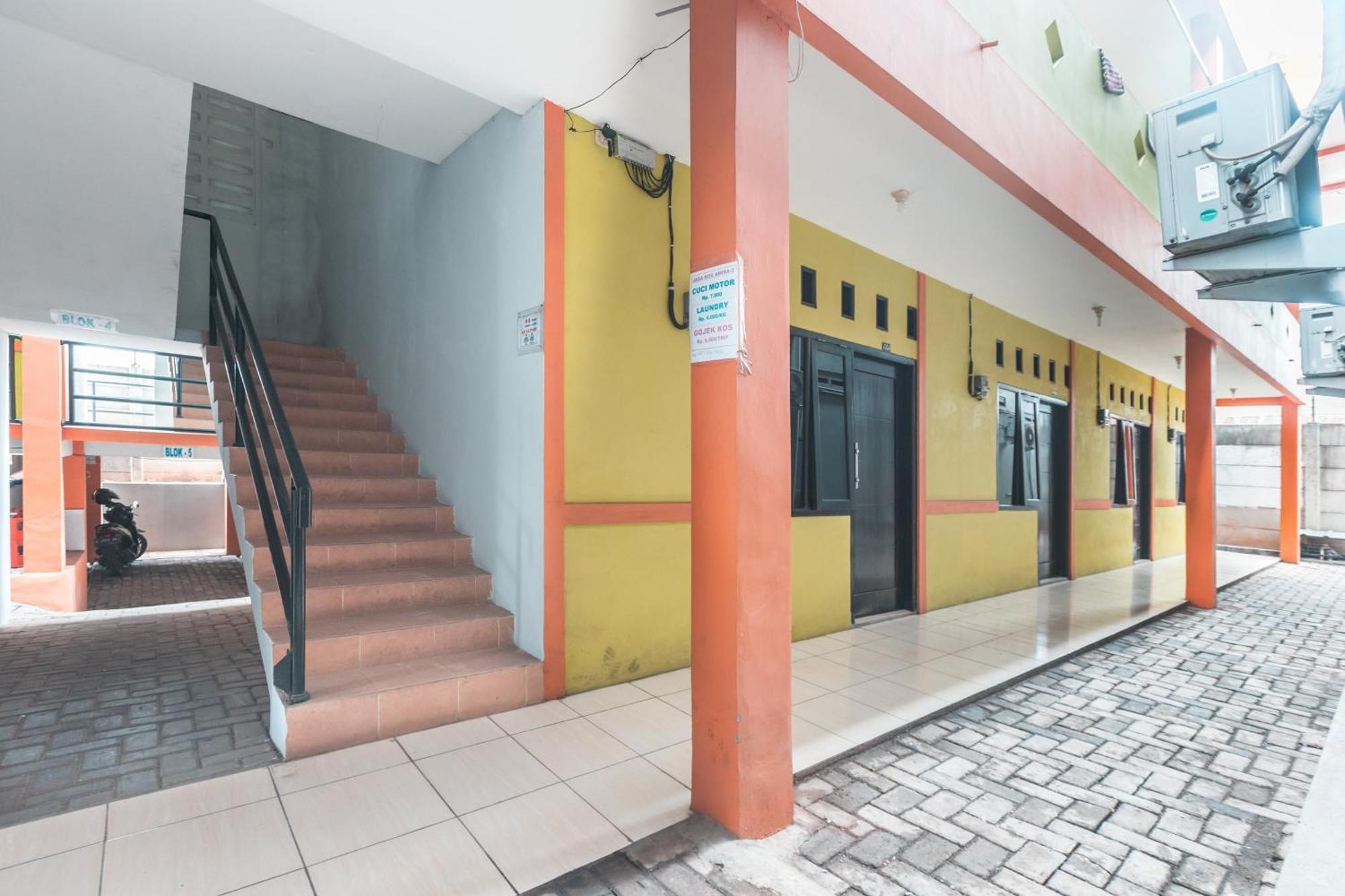 Oyo Living 1756 Amira Guest House Бекаси Екстериор снимка
