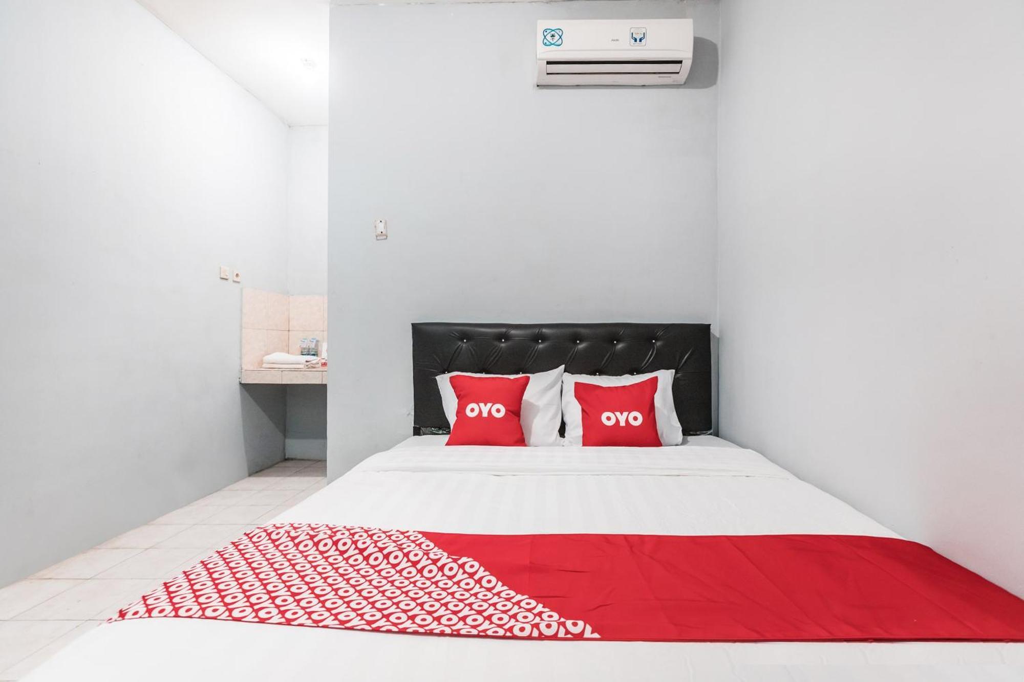 Oyo Living 1756 Amira Guest House Бекаси Екстериор снимка