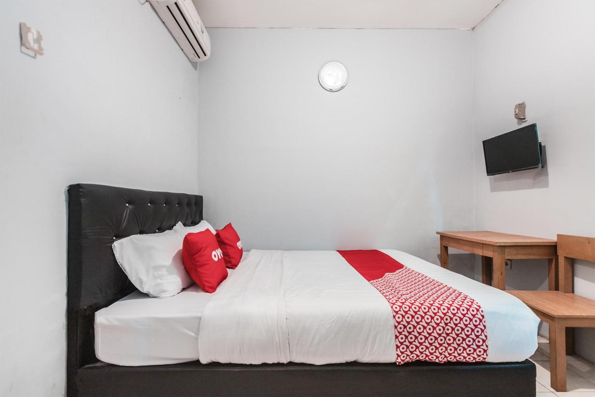 Oyo Living 1756 Amira Guest House Бекаси Екстериор снимка
