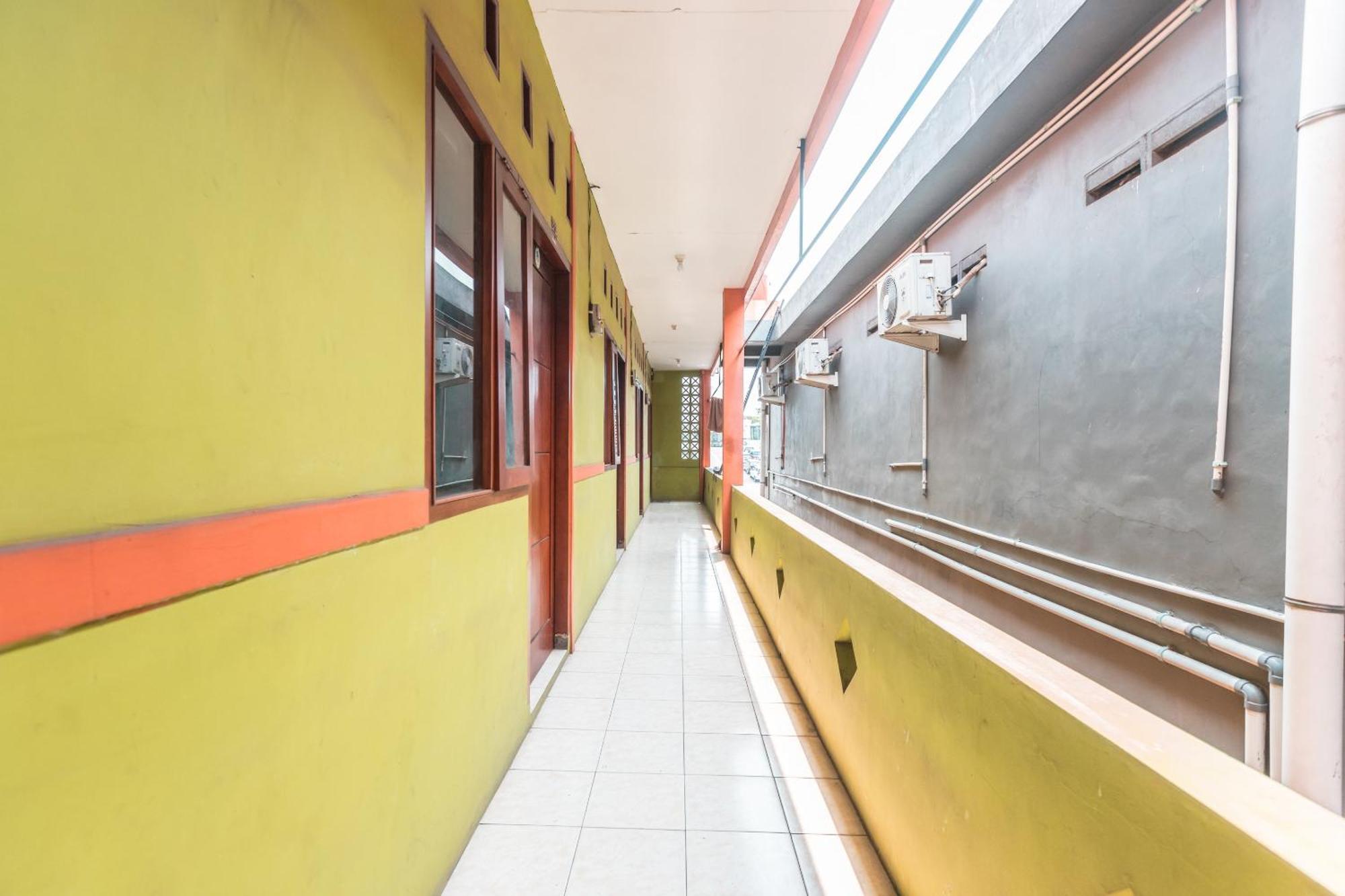 Oyo Living 1756 Amira Guest House Бекаси Екстериор снимка