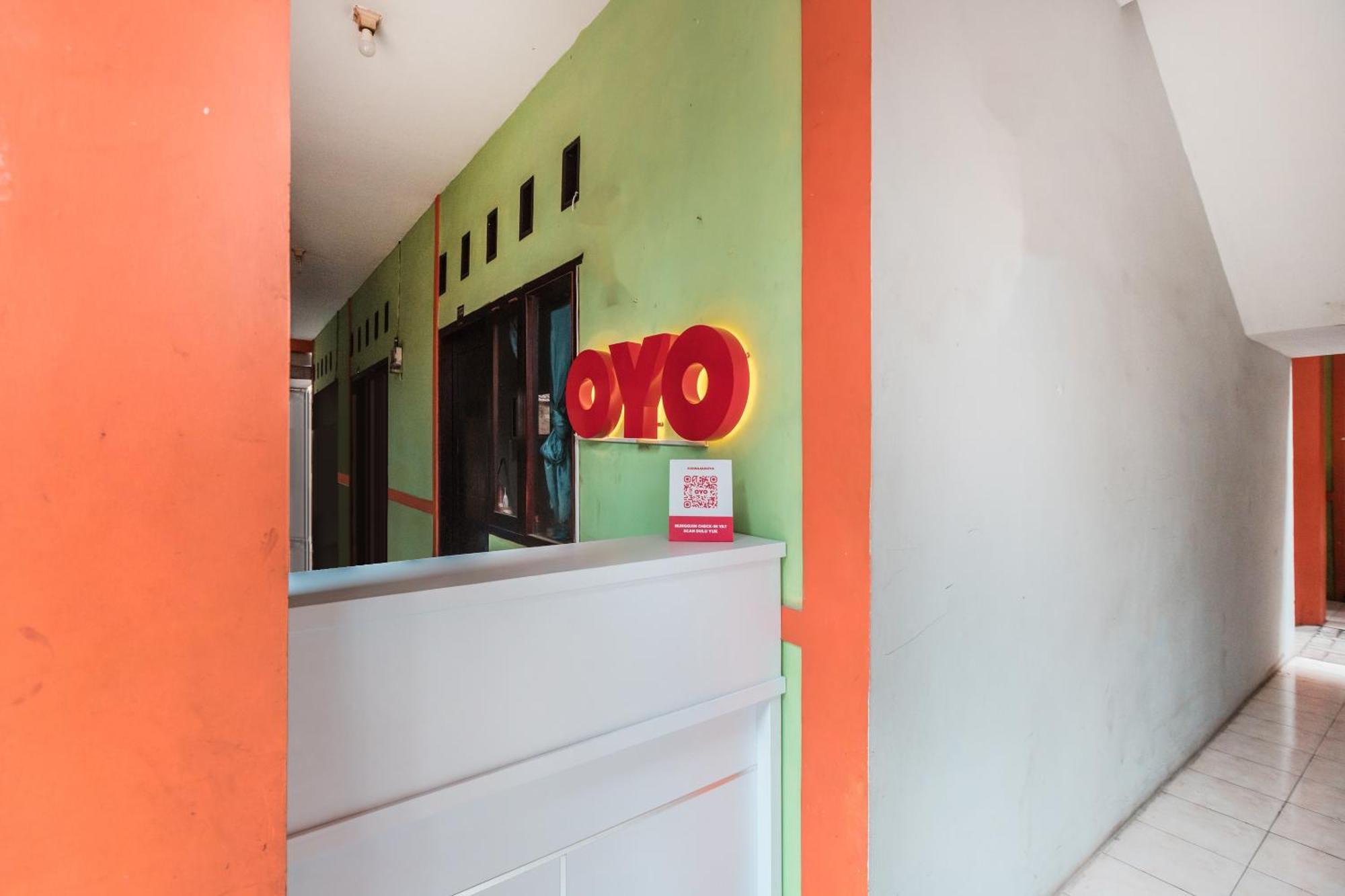 Oyo Living 1756 Amira Guest House Бекаси Екстериор снимка