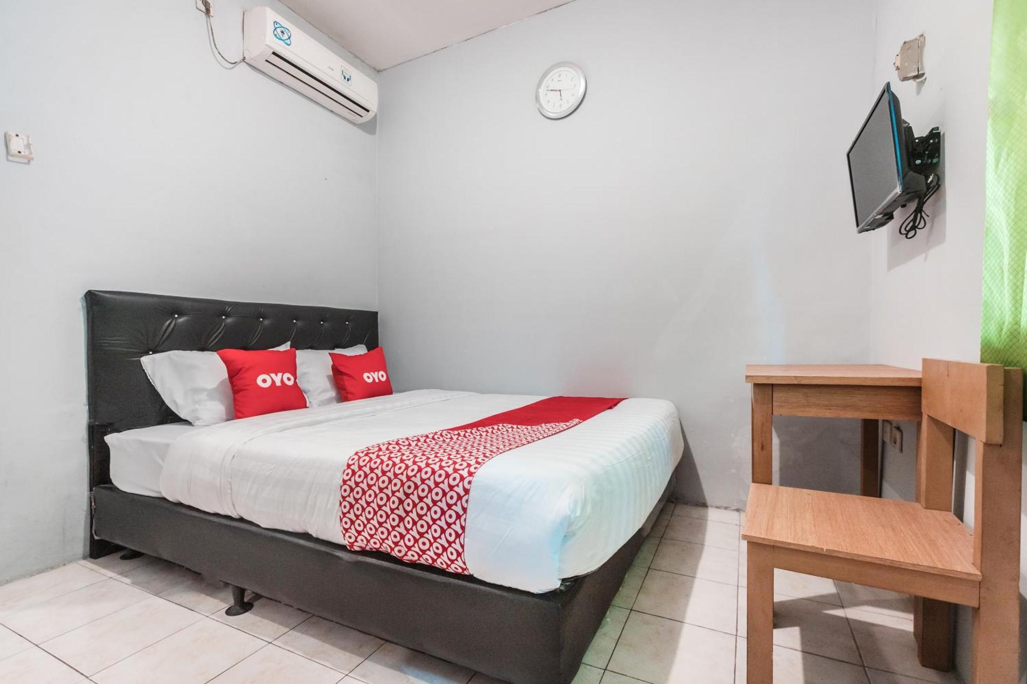 Oyo Living 1756 Amira Guest House Бекаси Екстериор снимка