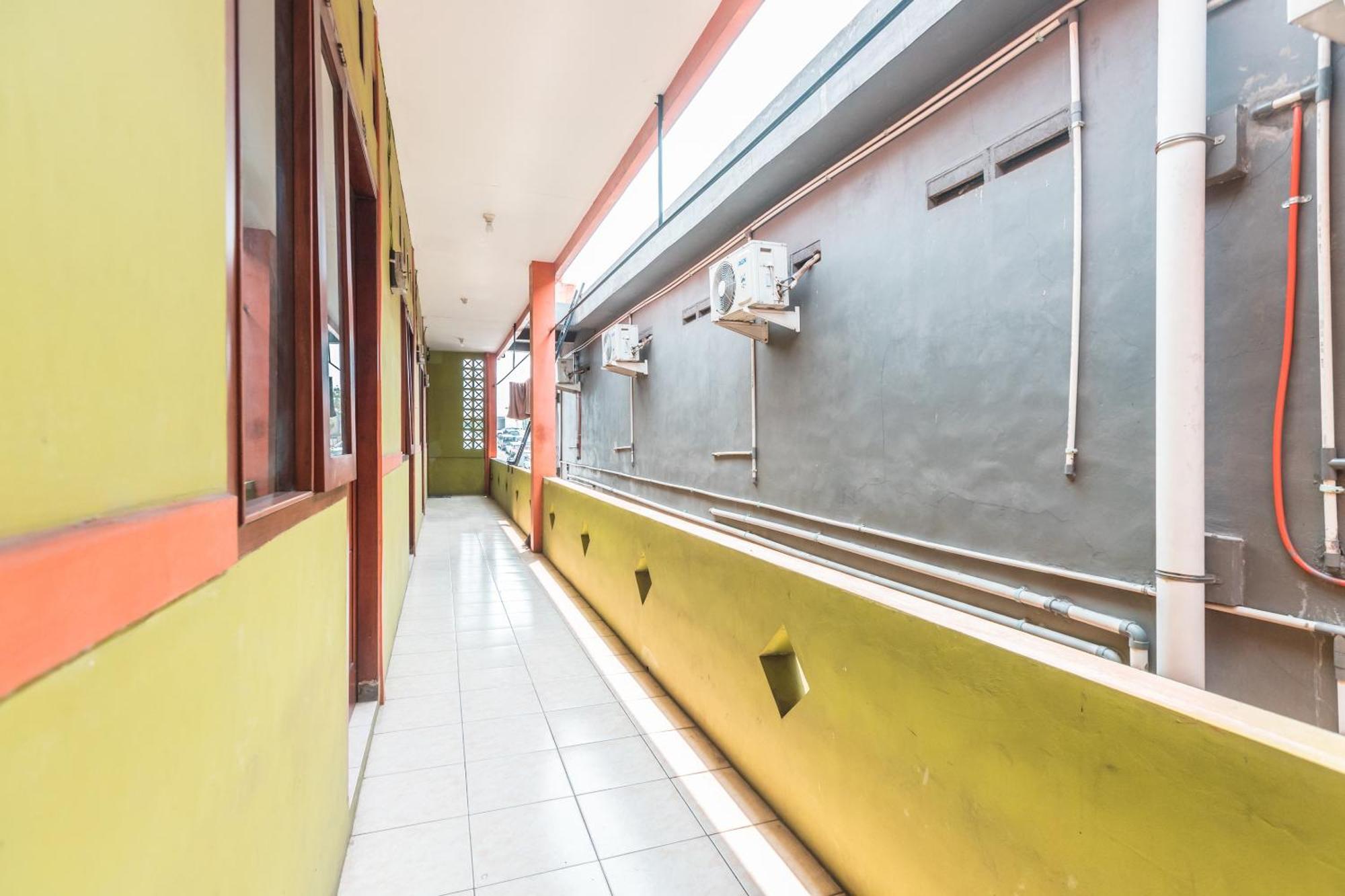 Oyo Living 1756 Amira Guest House Бекаси Екстериор снимка