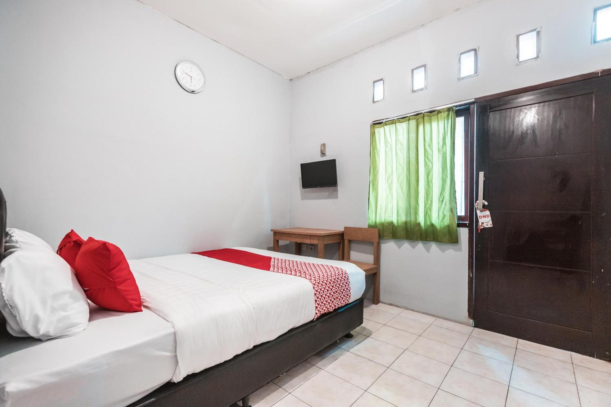 Oyo Living 1756 Amira Guest House Бекаси Екстериор снимка