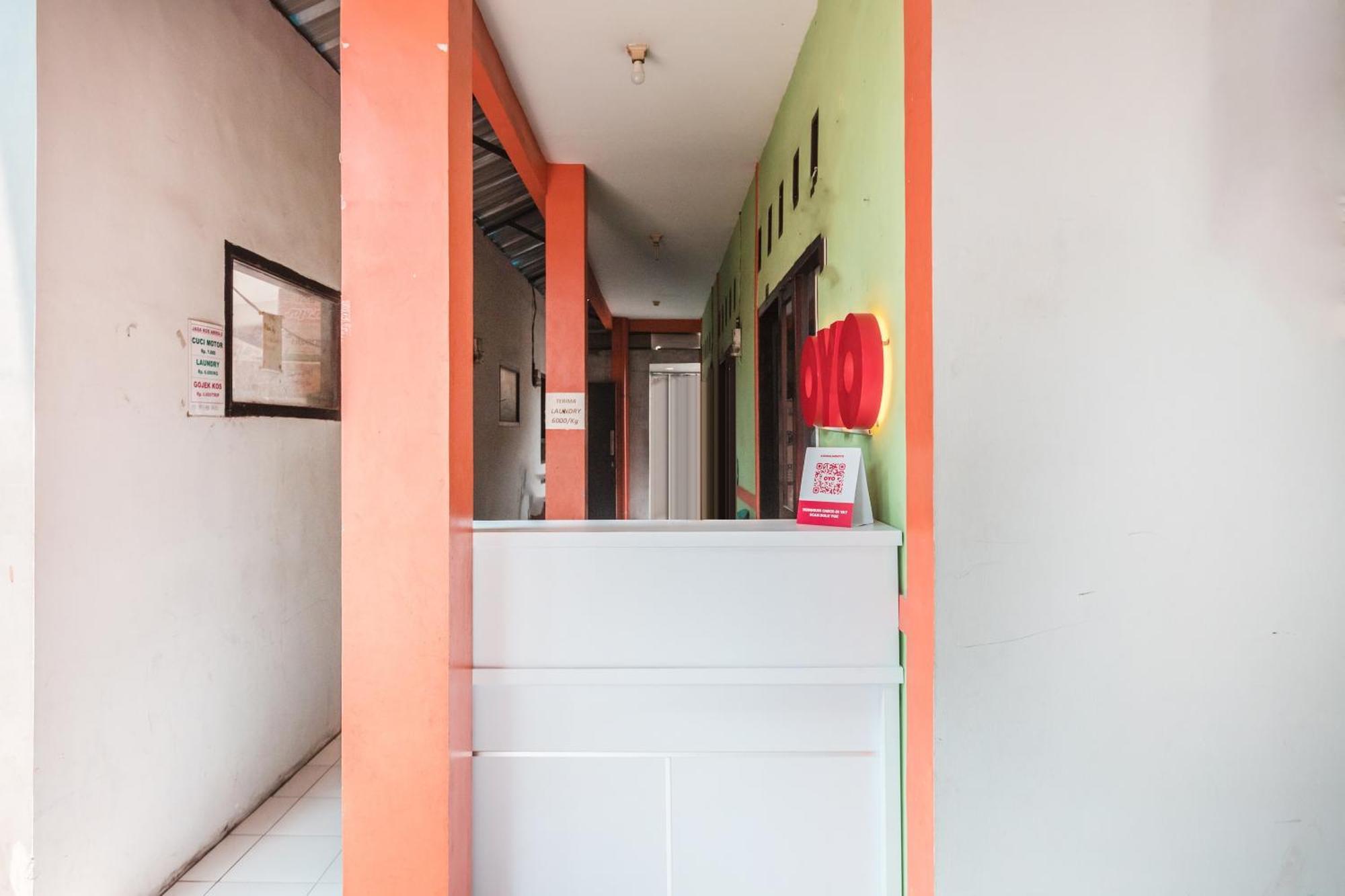 Oyo Living 1756 Amira Guest House Бекаси Екстериор снимка
