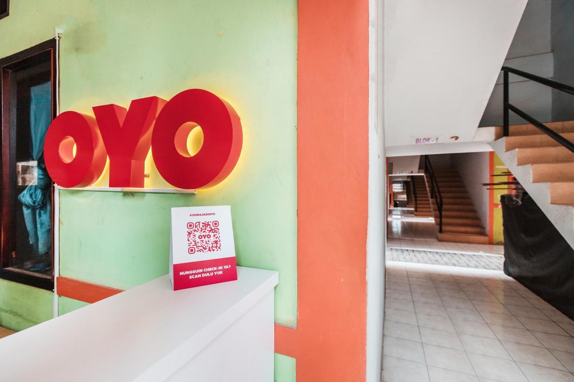Oyo Living 1756 Amira Guest House Бекаси Екстериор снимка
